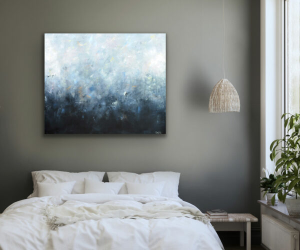 Abstrakt akrylmålning mörkblå ljusblå vit beige skimmer på vägg i ovanför säng i sovrum