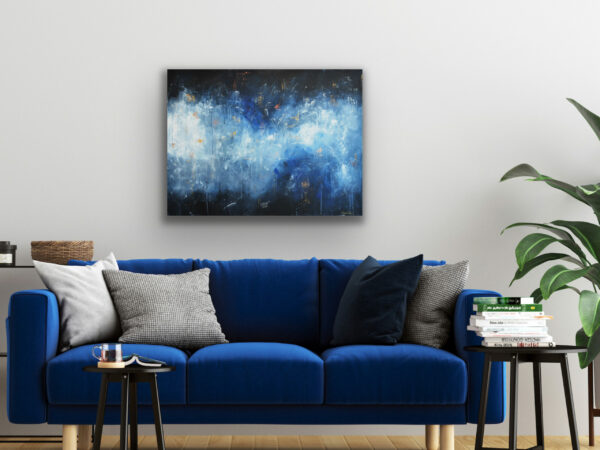 Abstrakt akrylmålning i nyanserna mörkblå, blå, guld, koppar ovanför blå soffa