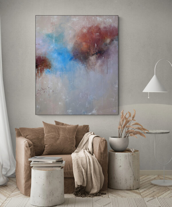 Abstrakt akrylmålning i nyanserna blå, grå, beige, lila, roströd ovanför fåtölj